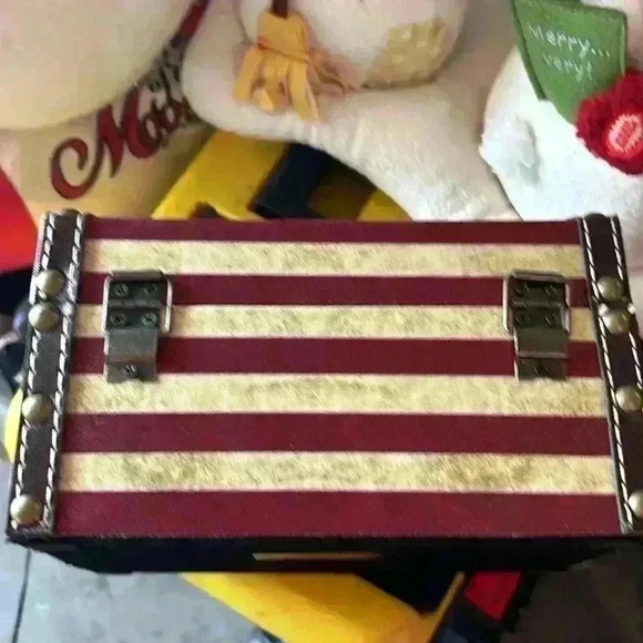 Small Rustic American Flag Wooden Chest -  8" x 4.5" - Picture 3 of 6